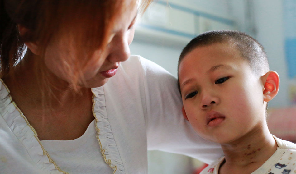 小彬嫻，7歲，家住邯鄲磁縣桑莊村，前一天還在家里玩得十分開(kāi)心。3月21日凌晨2點(diǎn)多，她的鼻子突然開(kāi)始流血，小彬嫻的爸爸桑先生立刻抱起孩子跑到了村里的小門(mén)診，醫(yī)生本以為只是普通的上火流鼻血，建議回去冰敷，細(xì)心的爸爸看到孩子的喉嚨一直在吞咽什么東西，突然從小彬嫻的嘴里涌出大量鮮血，醫(yī)生和桑先生頓時(shí)嚇懵了，醫(yī)生建議趕緊送往大醫(yī)院。當(dāng)天下午，父母帶孩子來(lái)到邯鄲市第四醫(yī)院，在此過(guò)程中，小彬嫻不斷出現(xiàn)吐血的情況，經(jīng)過(guò)醫(yī)生檢查當(dāng)時(shí)的小彬賢體內(nèi)所剩的血液不足300個(gè)血小板(正常人每立方毫米血液中大約含有10～30萬(wàn)個(gè)血小板).經(jīng)過(guò)4天的輸血治療，小彬嫻的情況并沒(méi)有好轉(zhuǎn)。3月24日，第四醫(yī)院對(duì)其進(jìn)行了2遍血常規(guī)的檢驗(yàn)，發(fā)出了“隨時(shí)都有生命危險(xiǎn)”的通知。情況緊急，桑先生傍晚帶孩子趕到了邯鄲市中心醫(yī)院。3月25日，小彬賢經(jīng)過(guò)2次骨髓穿刺檢查，并到天津研究院做了進(jìn)一步確認(rèn)，最后被確診為“急性粒細(xì)胞白血病M3型”。