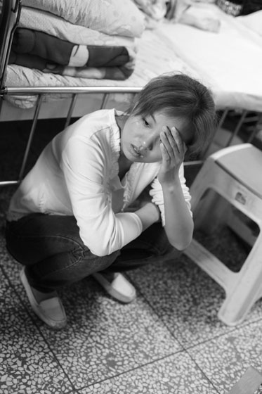女兒熟睡之后，媽媽總會(huì)一個(gè)人想很多，女兒的病情、巨額的醫(yī)療費(fèi)用時(shí)刻充斥著她的大腦，年輕的媽媽在這種情境下變得憔悴了很多，她不知道小彬嫻什么時(shí)候會(huì)好起來(lái)，帶著她穿梭在小公園里看著她稚嫩的笑。