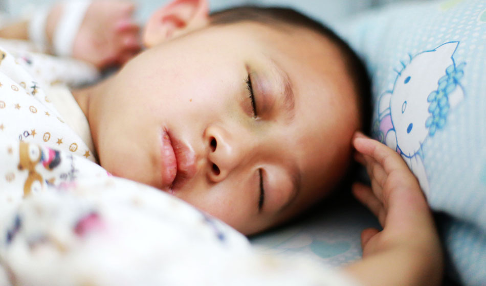小彬嫻眼部、嘴部、脖子等出血點(diǎn)致使她無(wú)法吃硬東西，不小心劃破一下對(duì)她就是最大的損失，每個(gè)人都在保護(hù)著她，包括幼小的她自己。