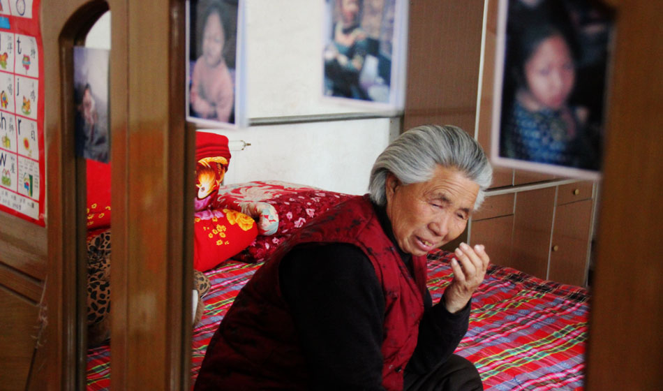 小彬嫻80歲的老奶奶每天在家祈禱小彬嫻早日回來(lái)?！袄夏棠套钣H”這是小彬嫻對(duì)“誰(shuí)最親”這個(gè)問(wèn)題最多的回答，小彬嫻和老奶奶就像是一對(duì)好朋友，兩個(gè)人在一起總是歡聲笑語(yǔ)。而現(xiàn)在，老奶奶每天看著鏡子前的小彬嫻的照片就會(huì)淚流滿(mǎn)面。