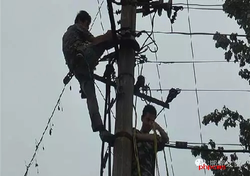 8月8日下午，邯臨路與高鐵橋交匯處北行200米燕莊村一名電工被困在電線桿上，急需救援。接到報(bào)警的邯鄲消防華澤路中隊(duì)立即趕赴現(xiàn)場(chǎng)，消防官兵到達(dá)現(xiàn)場(chǎng)后，經(jīng)了解得知，該男子是一名電工，在電線桿上作業(yè)時(shí)不慎被電擊傷，意識(shí)清醒，但其右腿和右臂無法用力，導(dǎo)致無法從電線桿上下來。消防官兵經(jīng)過半個(gè)小時(shí)的緊張營(yíng)救，最終將被困男子成功救下，并由現(xiàn)場(chǎng)120醫(yī)務(wù)人員送往醫(yī)院進(jìn)行救治。