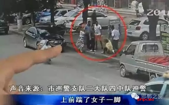 8月5日，市巡警支隊(duì)二大隊(duì)四中隊(duì)巡警在水廠路上巡邏時(shí)，突然一名神色慌張的男子攔下了警車，男子向巡警說他的愛人被打了。巡警立即查看情況，發(fā)現(xiàn)一名約30歲的女子手捂腹部倒在便道上，巡警立即撥打了110和120。經(jīng)了解得知，受傷女子于某某已懷有兩個(gè)月身孕，于某某的丈夫與男子有經(jīng)濟(jì)糾紛，當(dāng)天男子找于某某的丈夫要錢，結(jié)果起了爭(zhēng)執(zhí)。巡警從醫(yī)院了解到于某某不幸流產(chǎn)。