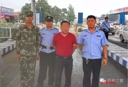 8月8日13時(shí)許，邯鄲大名李茂堤警務(wù)站民警，在一輛南樂開往龍王廟的公共汽車上，查獲一名無身份證男子。該男子自稱是龍王廟鎮(zhèn)人，在民警詢問下又改口稱是孫甘店鄉(xiāng)人，閃爍其詞、神色慌張。經(jīng)調(diào)查該男子叫朱某。于7月7日，在大名縣人民法院判決的一起民間借貸糾紛案中，犯罪嫌疑人朱某拒不履行法院判決。7月13日，大名縣公安局依法將該朱上網(wǎng)追逃。