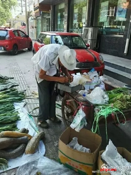 網(wǎng)友爆料：八十三歲，本該在家頤養(yǎng)天年，然而在光明大街水院路口卻有一位爺爺在酷暑烈日當(dāng)下賣菜和葡萄，如果有住在附近的小伙伴們，如果你正好想買菜，買葡萄，不妨去看看。