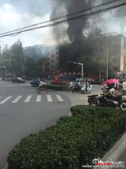 網(wǎng)友爆料：8月11日，邯鄲中華南大街和學(xué)院北路交叉口東南角，一飯店起火，消防官兵接警后緊急救援，目前起火原因不明。大家一定要注意用電用煤氣安全。