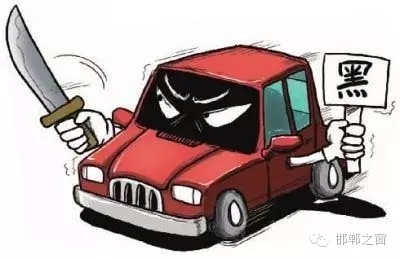 8月3日上午，公交分局接群眾報(bào)警稱，在汽車西站搭乘一輛白色奧拓(黑出租車)時(shí)，被該車司機(jī)持刀搶劫2600元。公交分局迅速組織警力現(xiàn)場(chǎng)勘查、走訪調(diào)查、調(diào)取天網(wǎng)監(jiān)控視頻、尋找嫌疑人蹤跡，經(jīng)大量工作，于次日凌晨6時(shí)許，辦案民警在復(fù)興區(qū)大乘寺附近發(fā)現(xiàn)嫌疑人的活動(dòng)蹤跡。經(jīng)縝密布控，辦案民警在火車站一舉將犯罪嫌疑人張某某抓獲，犯罪嫌疑人張某某對(duì)持刀搶劫乘客的犯罪事實(shí)供認(rèn)不諱。