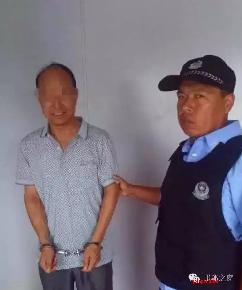 8月9日6時(shí)許，邯鄲大名鋪上高速口檢查站執(zhí)勤民警對(duì)一輛白色捷達(dá)車進(jìn)行安檢時(shí)，車上一名男乘客自稱忘帶身份證，民警遂讓該男子提供其身份證號(hào)。經(jīng)核查，該男子為許某良，系涉嫌保險(xiǎn)詐騙網(wǎng)上逃犯。該許于5月31日，騙取國(guó)家養(yǎng)老保險(xiǎn)金12萬(wàn)余元，被魏縣公安局網(wǎng)上追逃。