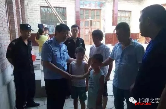 8月11日上午，邯鄲館陶縣公安局指揮中心接到報(bào)警，柴堡鎮(zhèn)劉村李某因欠柴堡鎮(zhèn)武張屯村李某某錢款，李某某將李某的兩個(gè)兒子（一個(gè)10歲，一個(gè)8歲）拘禁。民警迅速趕到現(xiàn)場，發(fā)現(xiàn)李某家街門被反鎖，民警登上盤梯與嫌疑人談話，穩(wěn)定其情緒，做其思想工作，當(dāng)日下午17時(shí)20分許，兩個(gè)小男孩被成功解救。