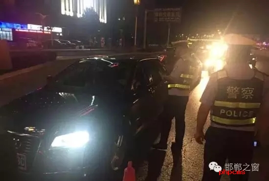 為保證奧運(yùn)期間有一個(gè)良好的道路交通環(huán)境，針對疲勞駕駛、酒后駕駛等違法行為，邯鄲交警六大隊(duì)組織開展集中整治酒駕、醉駕專項(xiàng)行動(dòng)。8月10日，交警六大隊(duì)出動(dòng)警力130余名，出動(dòng)警車15輛，設(shè)置執(zhí)勤卡點(diǎn)17處，從20時(shí)起至23時(shí)，在大隊(duì)轄區(qū)內(nèi)查獲了18個(gè)“酒鬼”以及涉牌涉證違法行為21起。當(dāng)晚，在中華大街水廠路口，有一輛車為了逃避檢查，還試圖倒車逃跑。
