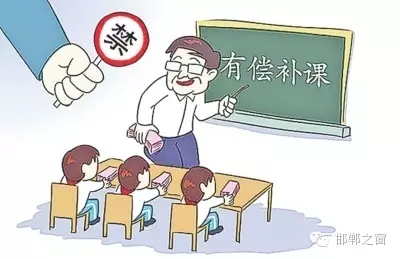 8月10日，記者接到家長舉報(bào)，稱邯鄲市七色光水文小學(xué)未開學(xué)，卻接到了學(xué)校補(bǔ)課通知。記者聯(lián)系了校方，該校負(fù)責(zé)人表示將立即停止補(bǔ)課，并將收取的費(fèi)用退還家長。