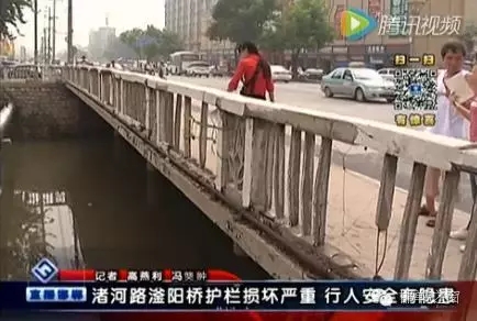最近住在渚河路滏陽橋附近的居民們反映，說滏陽橋護(hù)欄破損嚴(yán)重，每次從橋上通過時(shí)，都提心吊膽，附近居民為了安全，用繩子簡單的進(jìn)行圍擋。