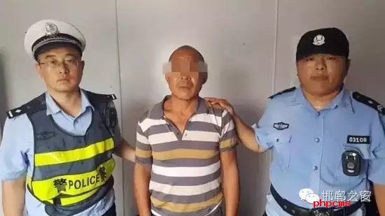 8月12日9時許，邯鄲大名鋪上高速口檢查站執(zhí)勤民警在對一輛由魏縣開往北京客車進行安檢時，發(fā)現(xiàn)一名網(wǎng)上逃犯。經(jīng)核查，該男子為王某平，系涉嫌濫伐林木網(wǎng)上逃犯。該王于今年3月份在未有辦理《林木采伐許可證》的情況下，亂砍濫伐林木97棵。