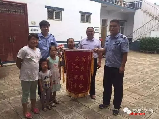 8月份，雞澤縣局店上派出所在開展入戶訪查工作中了解到，2011年，浮東三村村民孟某與外地女子唐某（云南省昭通市人）結(jié)婚，戶口沒有遷移，因是二婚，妻子唐某帶有的三個孩子也跟隨孟某生活，三個孩子均沒有戶口。不幸的是，其妻子唐某在2015年年底因車禍死亡，三個孩子無法取得醫(yī)學證明，就一直未能申報戶口。民警在獲悉此情況后，主動上門對這3個無戶口孩子進行入戶調(diào)查，經(jīng)過一周的緊張工作，雞澤縣局店上派出所會同縣局戶政股為這3個孩子解決了戶口問題，最終將3個孩子的戶口頁交到孟某手中。