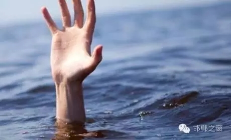 8月11日下午4點左右，邯鄲臨漳縣油房村村主任程艮生像往常一樣在自己負責的區(qū)域巡查，在快要接近漳河時，程艮生發(fā)現(xiàn)不遠處有兩個人在水里撲騰。程艮生用盡全力將兩人救上岸?！皟蓚€孩子才十八九歲，正值大好年華?！被貞浧甬敃r情形，程艮生依然心有余悸。