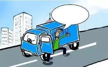 2月27日凌晨，邯鄲市一名男子套用其表哥A2駕駛證信息駕駛大貨車進入市區(qū)，沒成想因為嘴角的一顆痣被交警看出破綻，不僅被公安機關(guān)依法行政拘留了15天，而且被罰款1500元。在事實面前，駕駛?cè)瞬坏貌怀姓J自己無證，試圖用表哥的駕駛證蒙混過關(guān)。